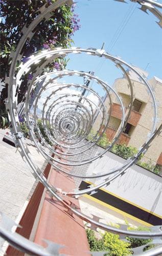 Prédio no bairro Caiçara apelou para concertina após ladrões terem pulado a cerca elétrica que protegia o local