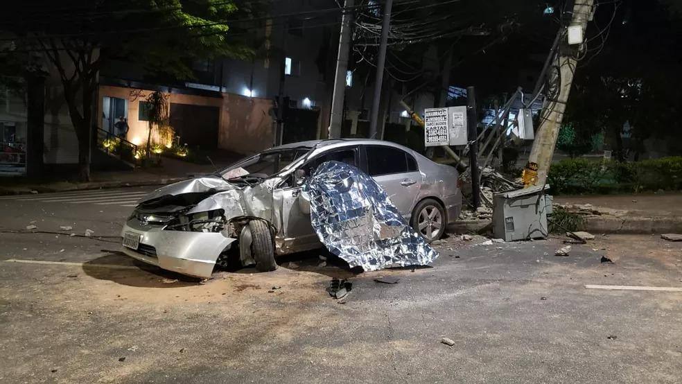 Motorista morreu após colidir carro contra poste