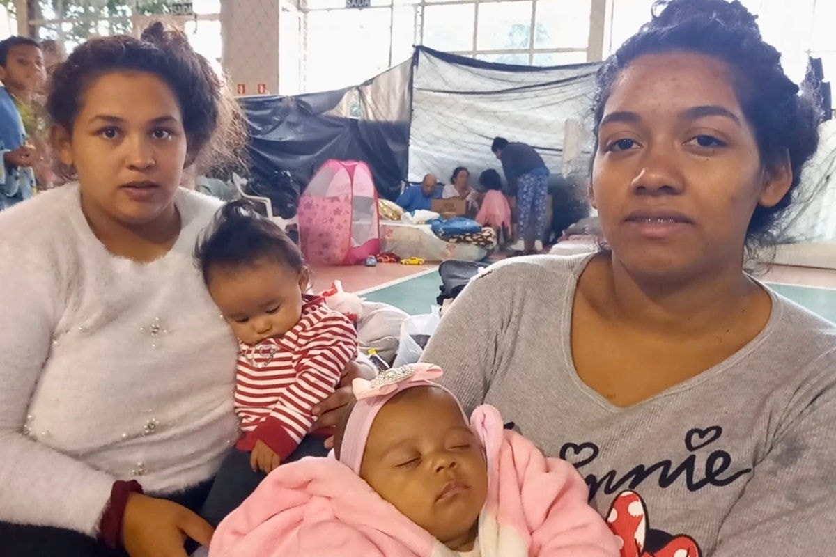 As jovens Clara e Tainá com suas filhas, Maria Cecília e Laís, em um abrigo em Canoas (RS)