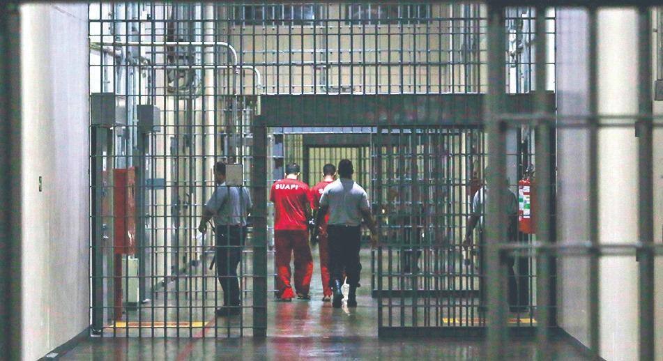 Detentos uniformizados caminham pelo Complexo Penitenciário Parceria Público Privada (CPPP), em Ribeirão das Neves