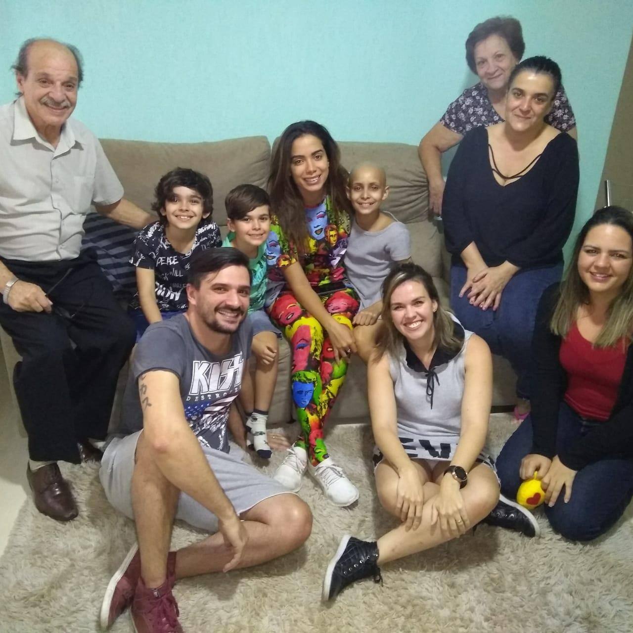 A cantora Anitta visitou uma fã belo-horizontina que passou por transplante de medula em São Paulo
