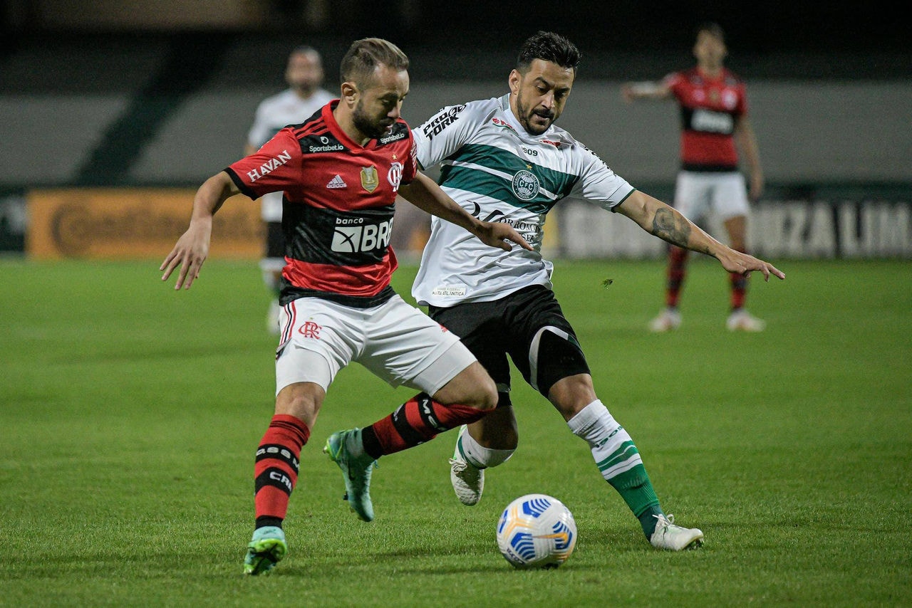 Os ex-cruzeirenses Everton Ribeiro e Robinho, durante o confronto no Couto Pereira