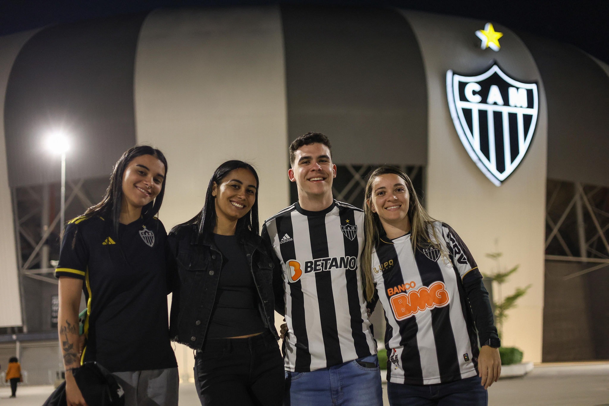 A cruzeirense Andressa (de preto) foi acompanhar o jogo ao lado dos amigos atleticanos