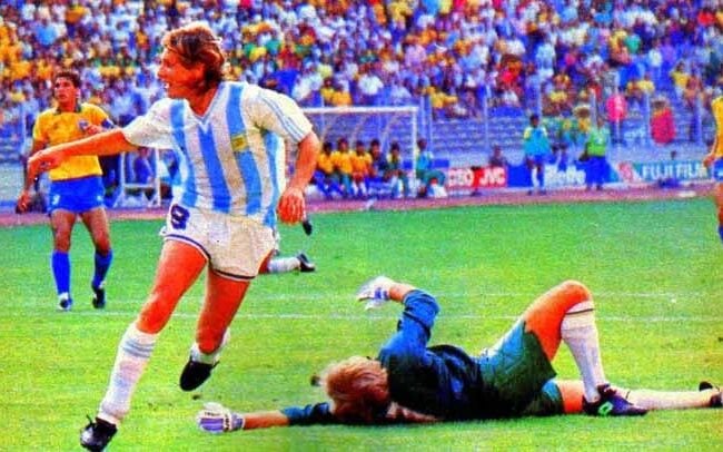 Caniggia dribla Taffarel antes marcar o gol histórico contra o Brasil. (FIFA)