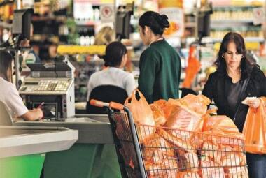 A alta nos preços de alimentação em domicílio nos 12 meses até janeiro foi de 6,0%, contra uma inflação medida pelo IPCA