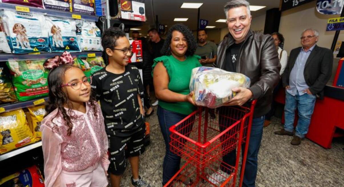 Prefeito Álvaro Damião entregue cesta básica à família