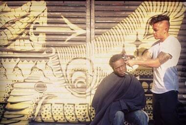 Mark Bustos corta cabelos de moradores de rua aos domingos