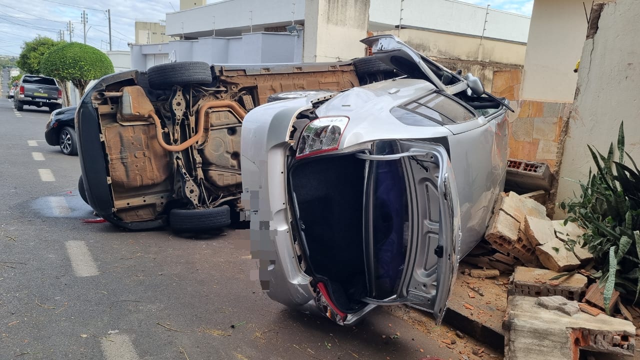 A condutora foi retirada do veículo por pessoas que passavam pelo local no momento do acidente