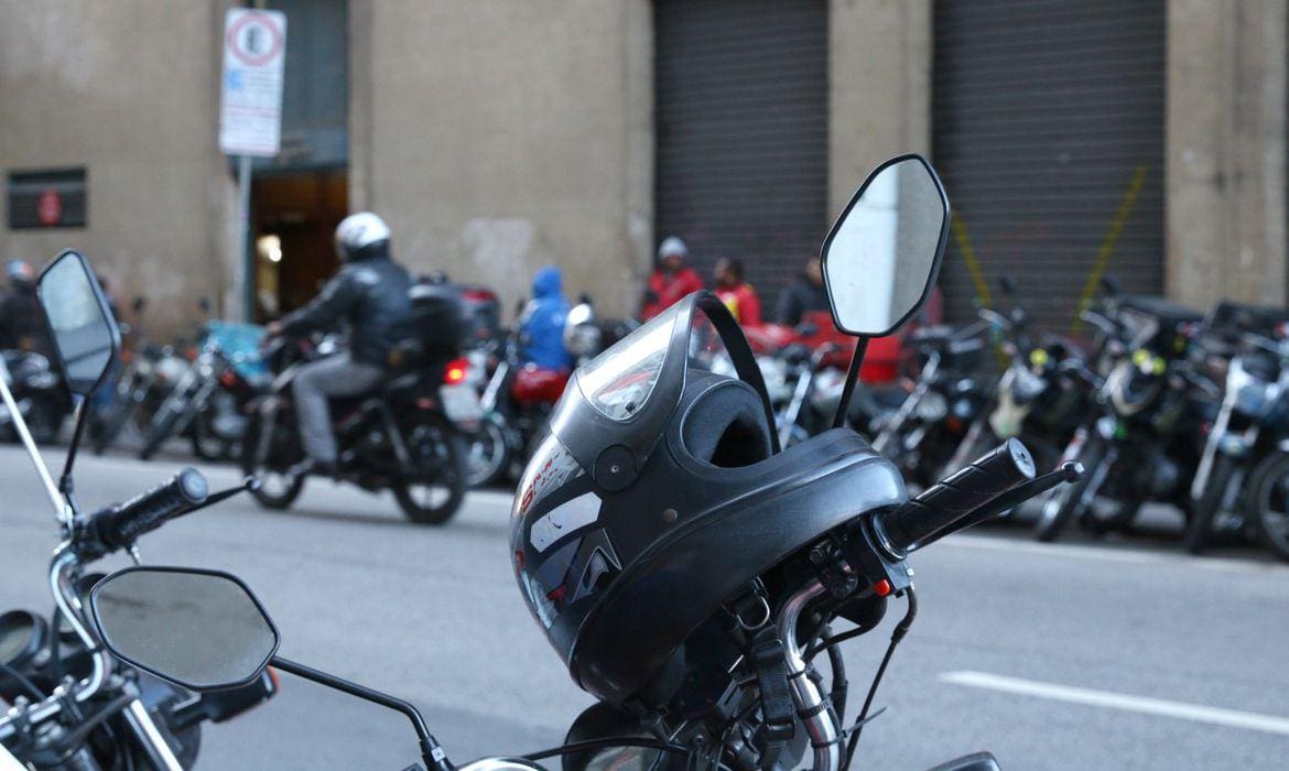 Foto ilustrativa mostra várias motos estacionadas em rua