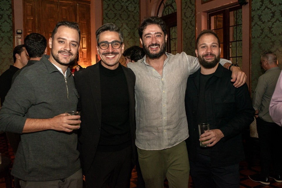 Artur Bretas (Co-Founder da Oficina Reserva), Bruno Matta Machado (Sócio Diretor da Tailor Group) - Gabriel Azevedo (Presidente da Câmara dos Vereadores) - Gabriel Zandomênico (Co-Founder da Oficina Reserva) durante coquetel no Mina Jazz Bar, em Belo Horizonte. O coquetel do Instituto Tailor foi o terceiro evento promovido para os padrinhos e madrinhas do instituto.
