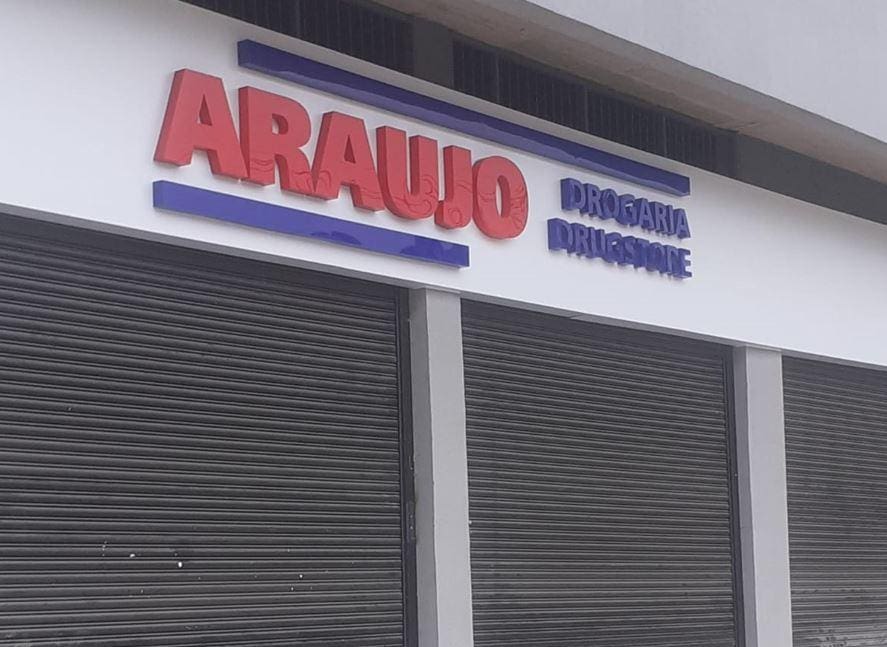 Fachada da primeira loja da Drogaria Araujo em Itabira, na região Central de Minas