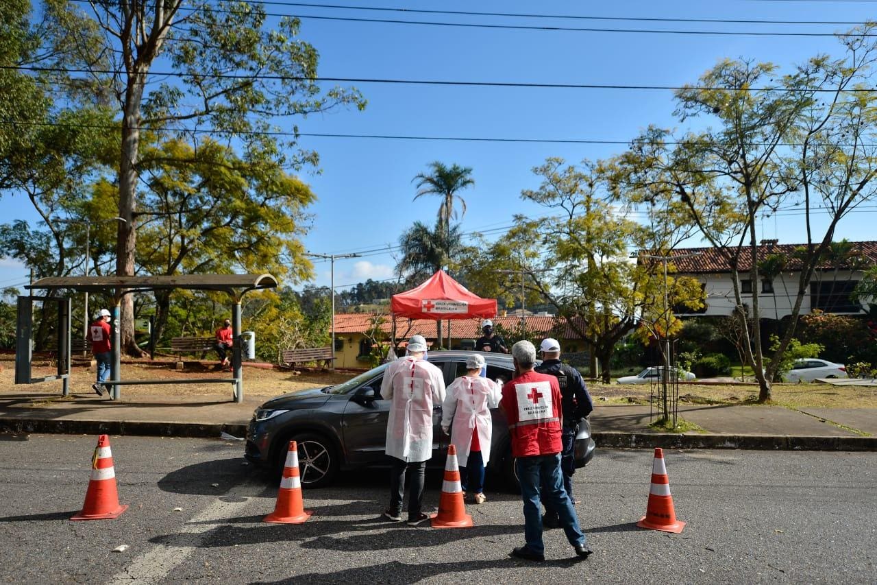 Ação distribuiu materiais informativos e máscaras, e aferiu a temperatura de quem por ali passava