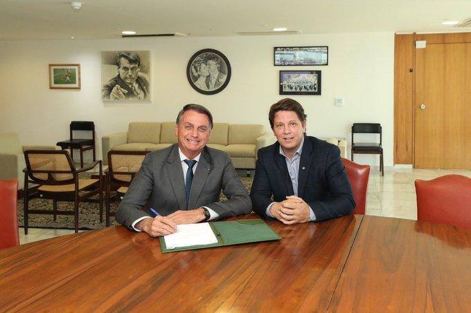 Nas redes sociais, Mario Frias comemorou as mudanças na Lei Rouanet, com uma foto ao lado do presidente Jair Bolsonaro