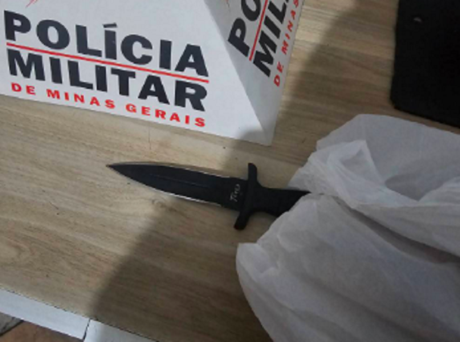 Faca usada no crime foi apreendida com o suspeito