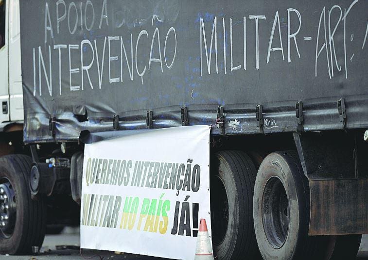 Entre os manifestantes foram vistas faixas defendendo intervenção militar no Brasil, o que foi muito criticado 