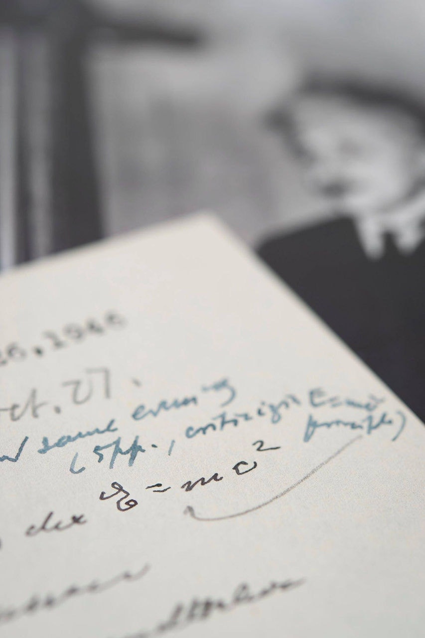 Manuscrito é um dos quatro únicos conhecidos da equação com a caligrafia do físico