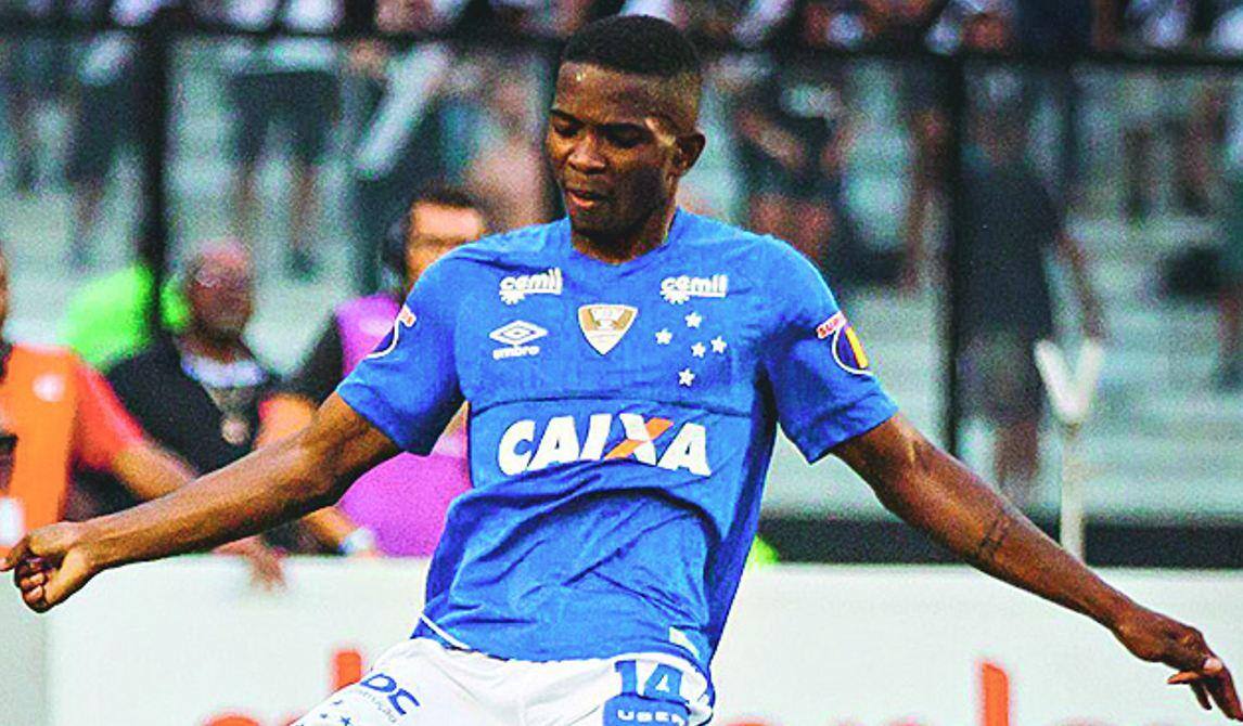 Zagueiro Cacá estreou com a camisa da Raposa diante do Vasco