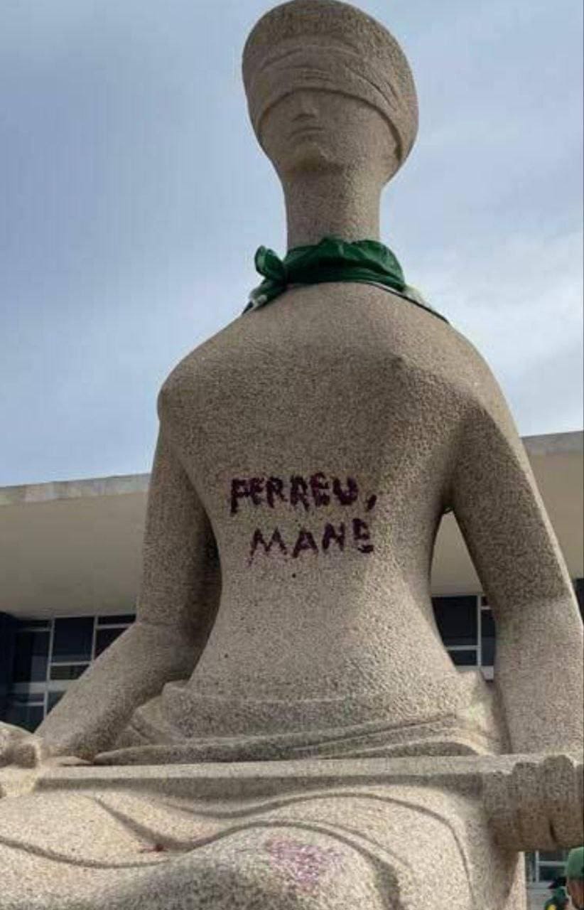 Emblemática escultura da Têmis foi vandalizada neste domingo