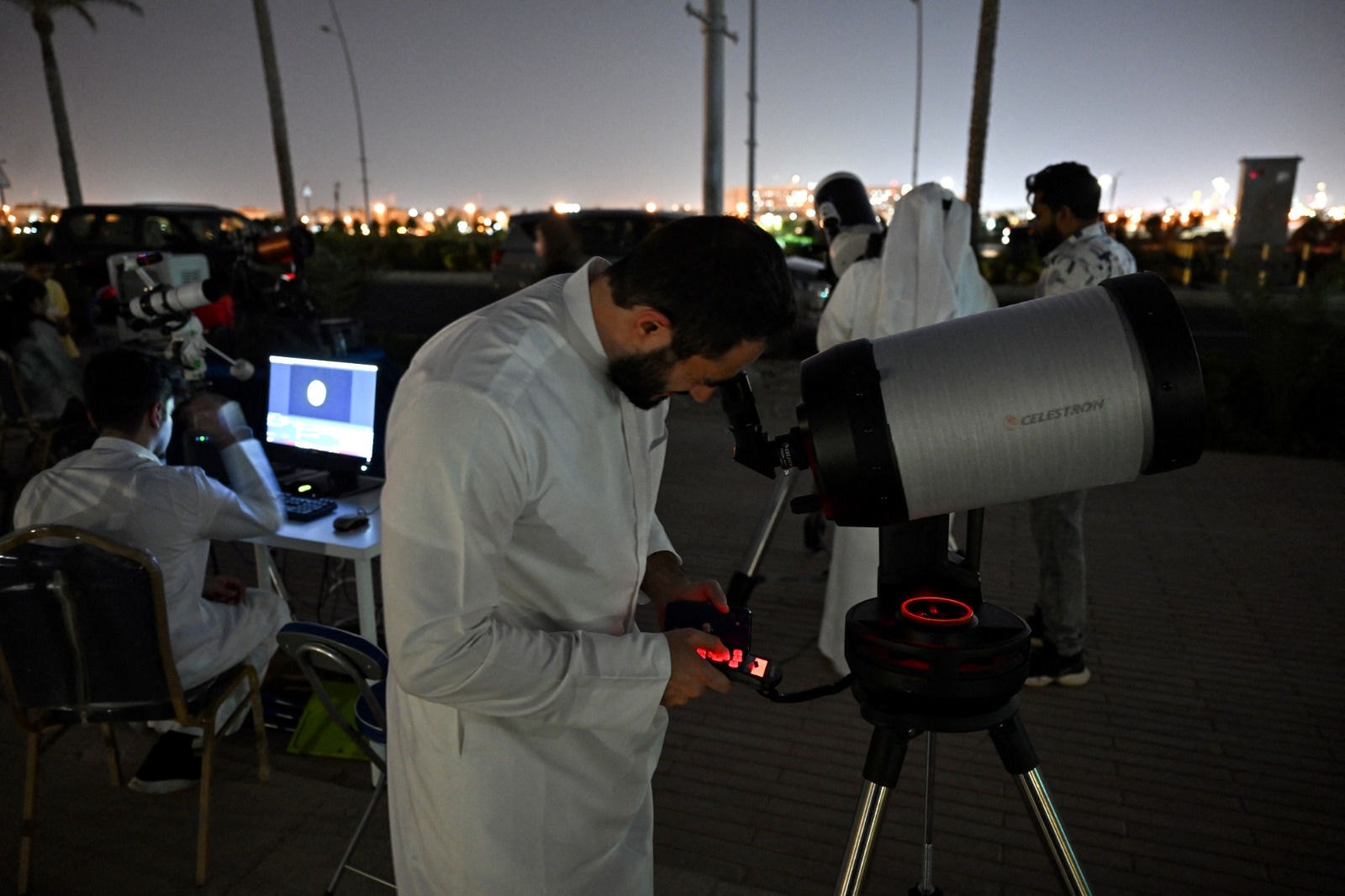 Kuwaitianos acompanham as fases do eclipse lunar total na Cidade do Kuwait em 7 de setembro de 2025