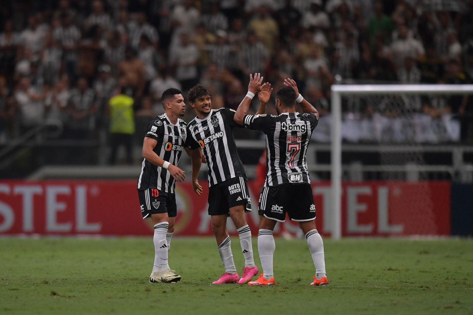 Paulinho, Scarpa e Hulk comemoram gol do Atlético sobre o Peñarol