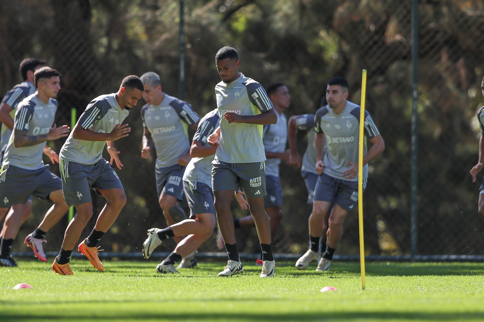 Jogadores do Atlético participam de atividades físicas antes de treino na Cidade do Galo