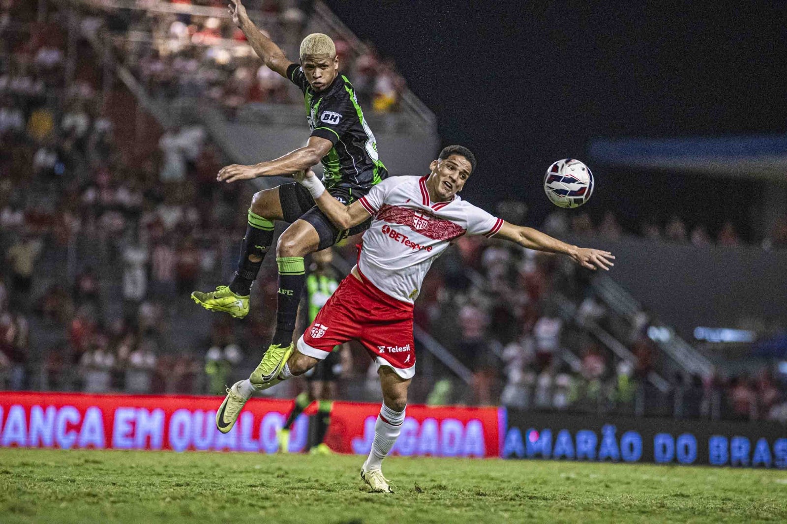 Cauan Barros em ação contra o CRB