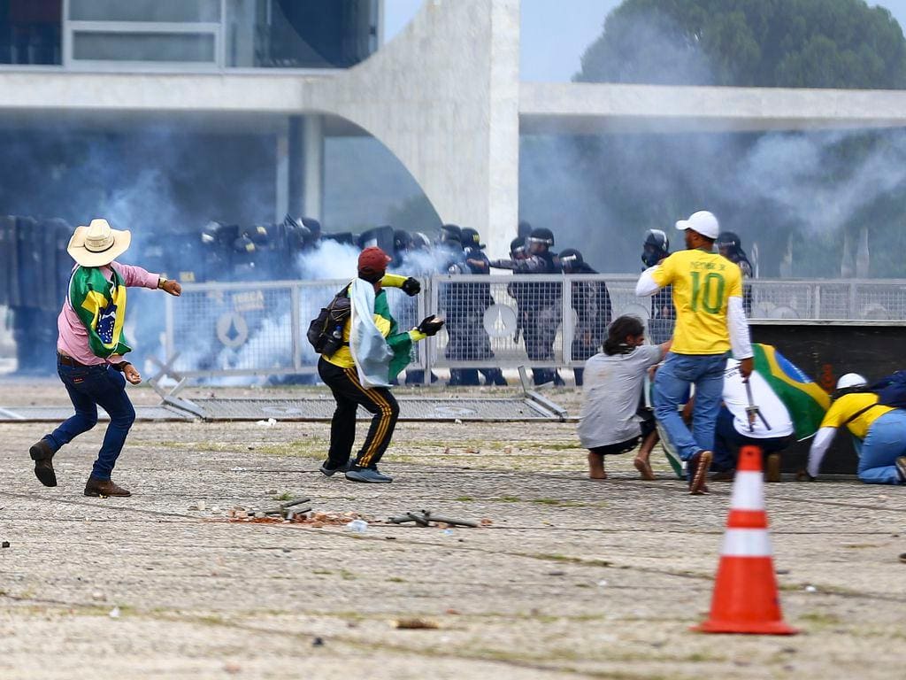 Extremistas enfrentam a tropa de choque da PM durante a invasão ao Palácio do Planalto