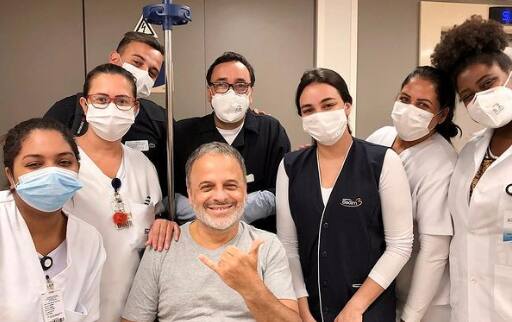 Marcos Breda recebe alta hospitalar após acidente de moto