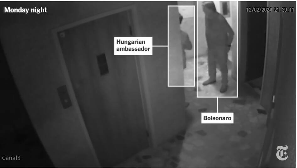 O embaixador da Hungria no Brasil, Miklos Halmai, e o ex-presidente Jair Bolsonaro nas dependências da embaixada
