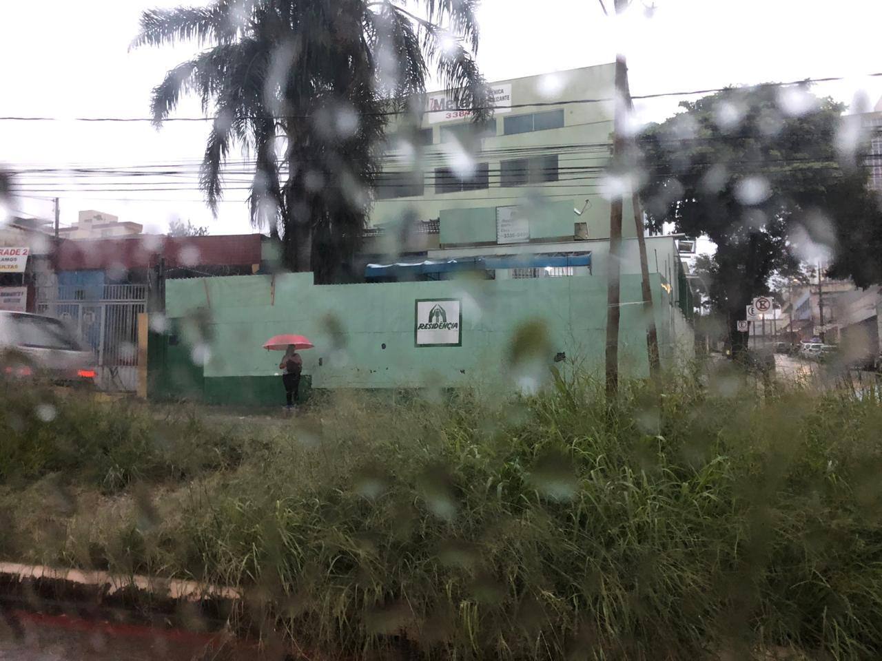 Belo Horizonte amanhece embaixo de chuva