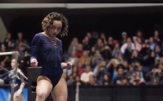 A ginasta Katelyn Ohashi foi destaque durante apresentação em torneio universitário na Califórnia