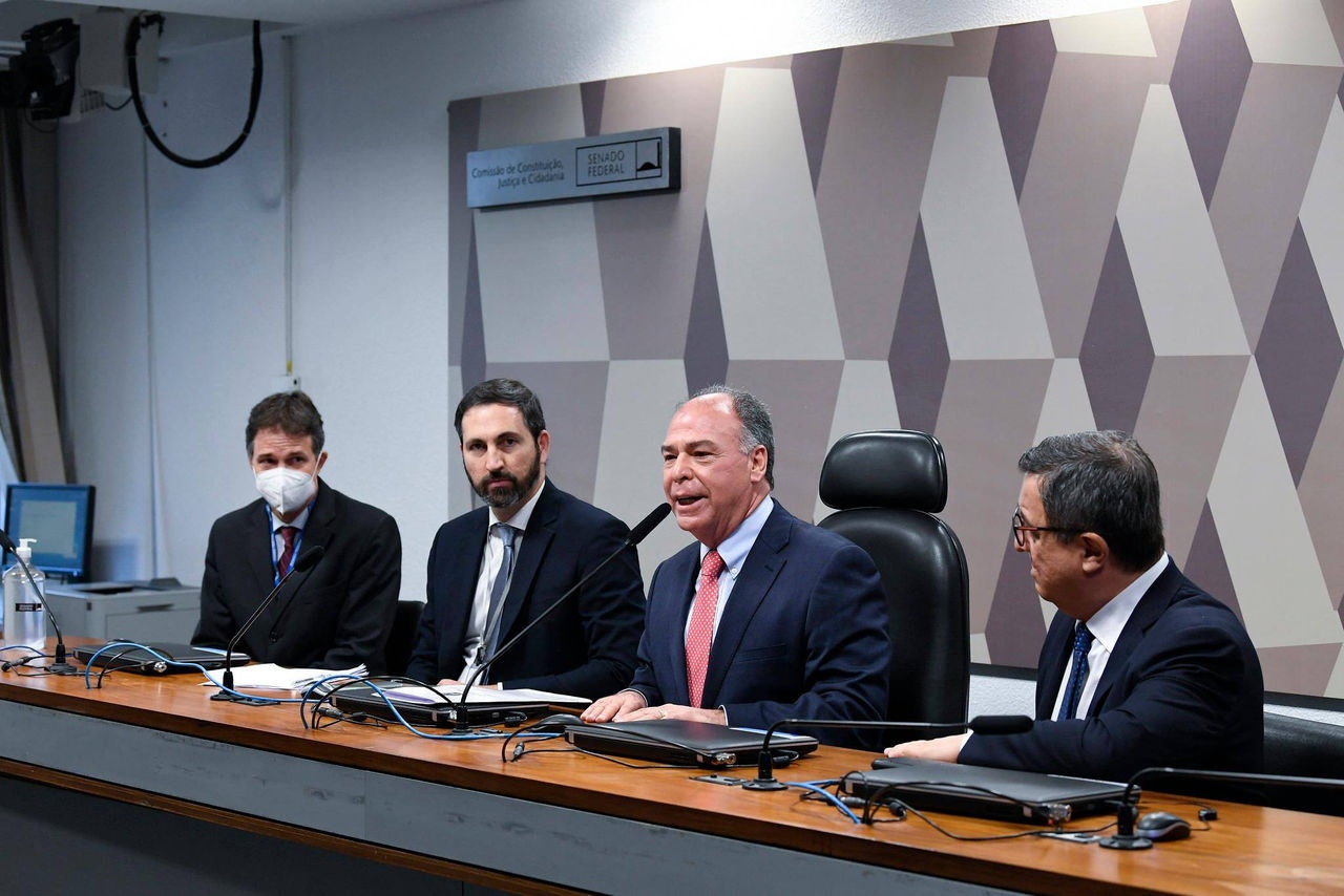 Fernando Bezerra apresenta relatório