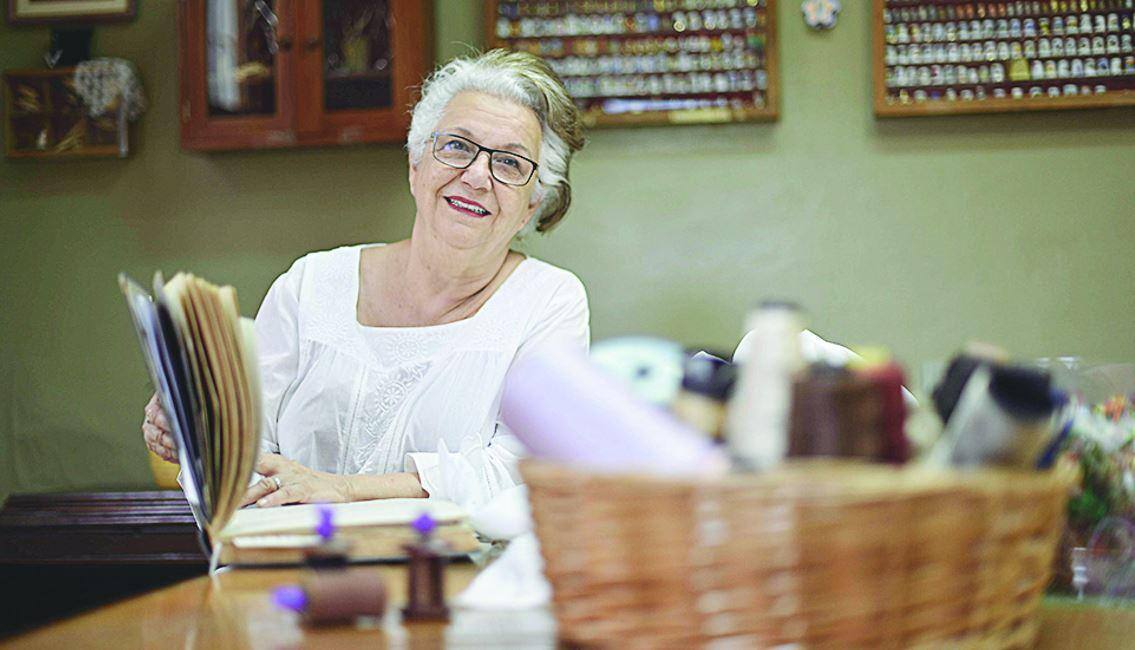Trabalho Maria do Carmo é a criadora do grupo de bordadeiras, que recebe até encomendas internacionais