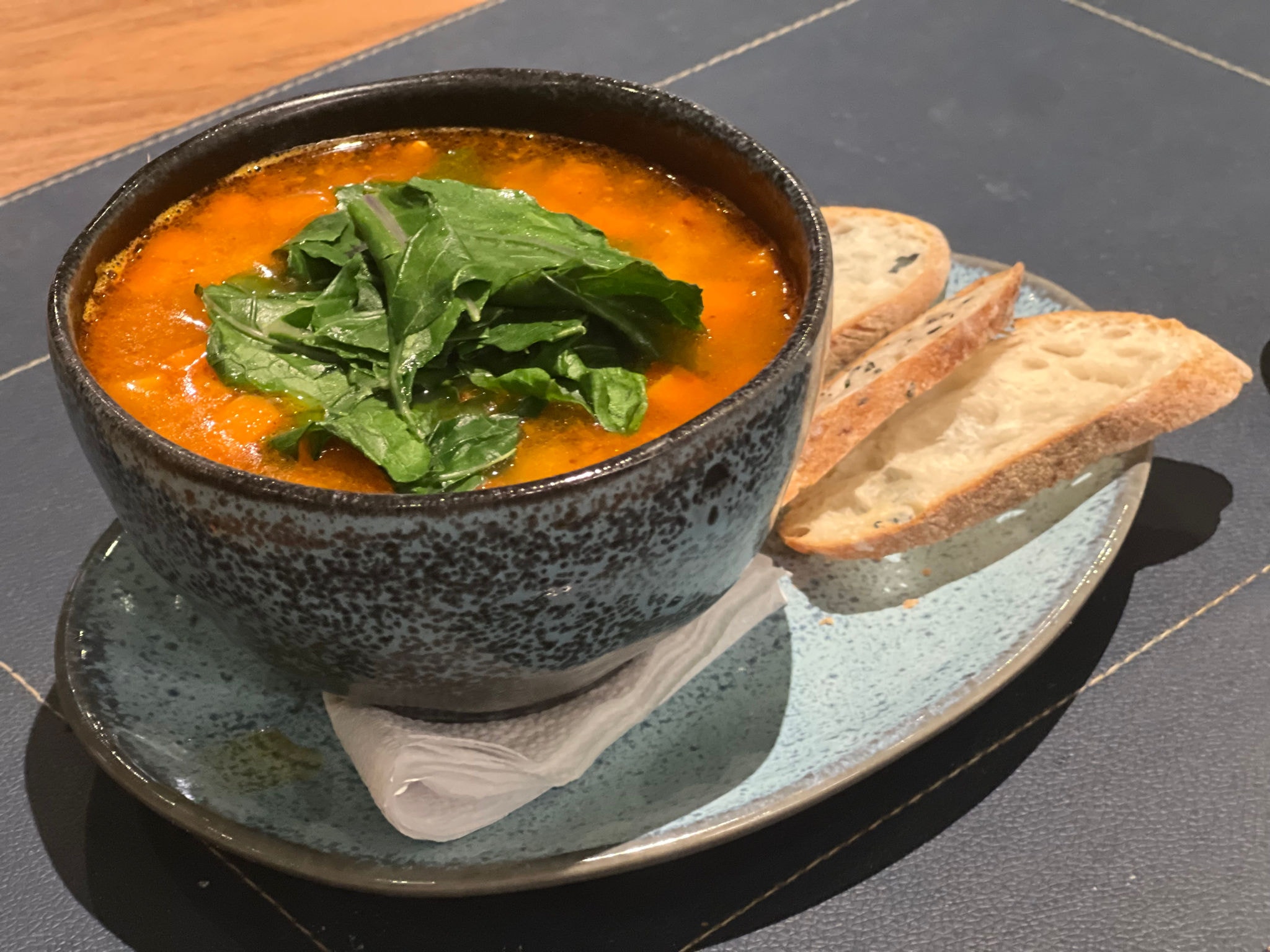  Minestrone à mineira, com carne de sol e folhas; opção de caldo servida no Nuúu Restaurante