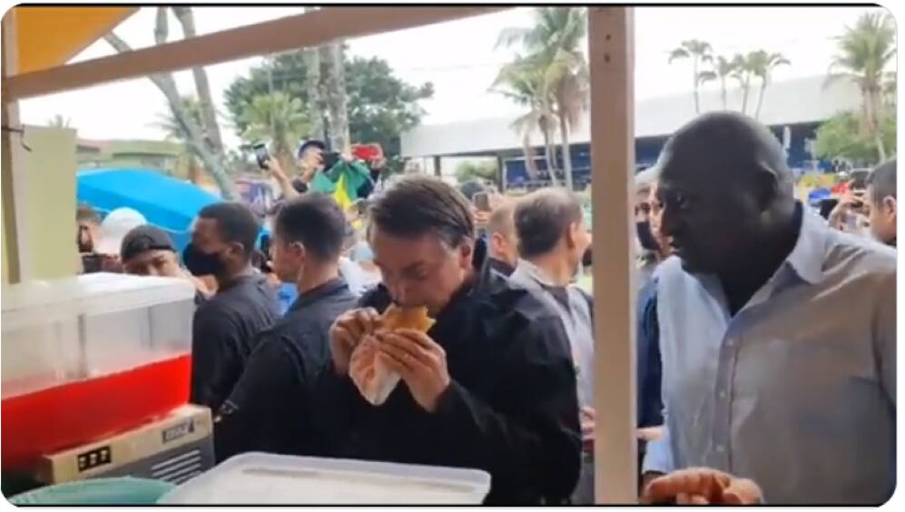 Bolsonaro come pastel em Peruíbe: presidente foi multado por não usar máscara