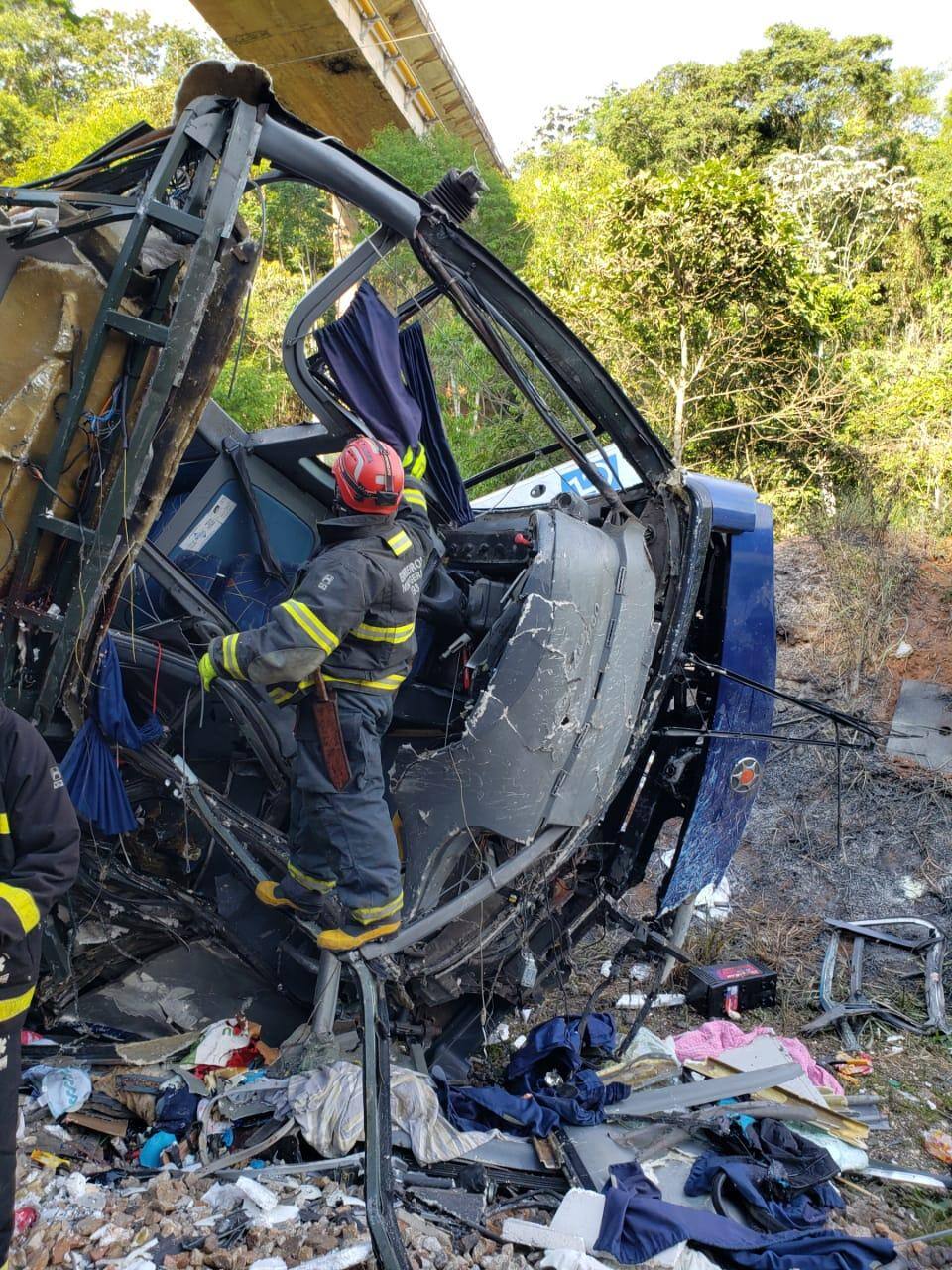 Em nota, a Agência Nacional de Transportes Terrestres (ANTT) informou que ele não estava habilitado para transportar passageiros; ao menos 14 pessoas morreram