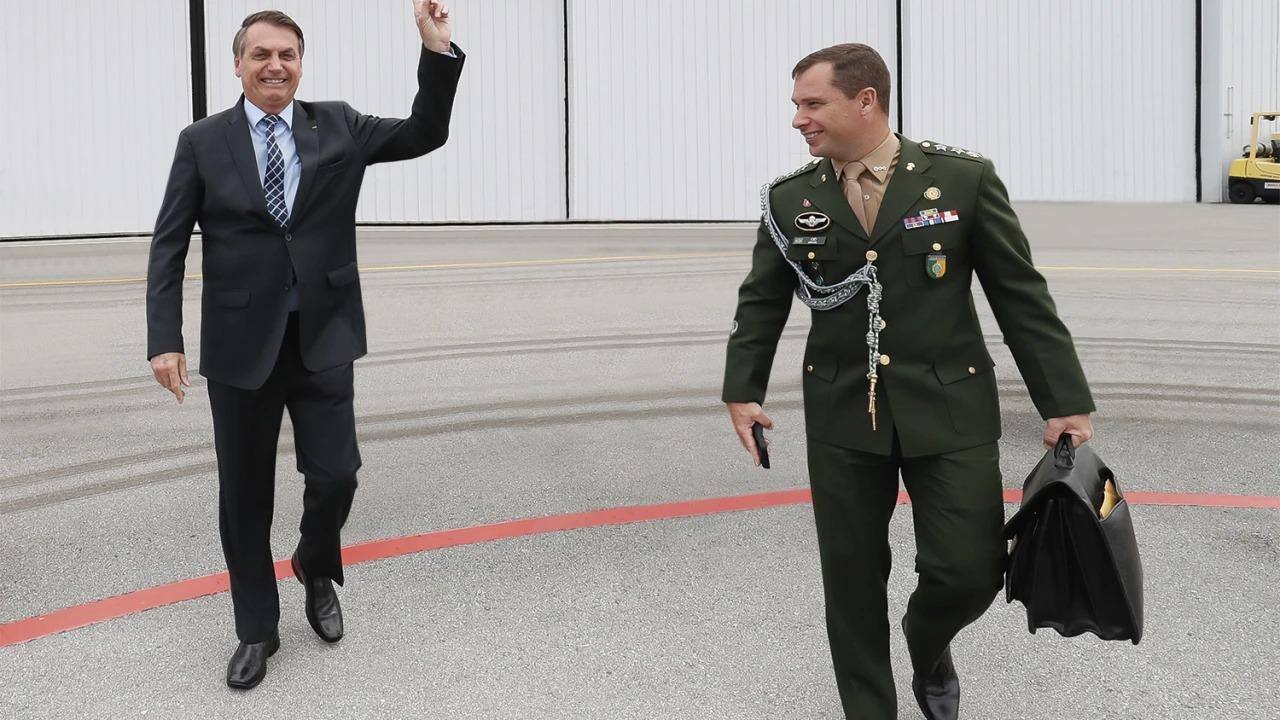 O ex-presidente Jair Bolsonaro e o tenente-coronel Mauro Cid, seu ajudante de ordens