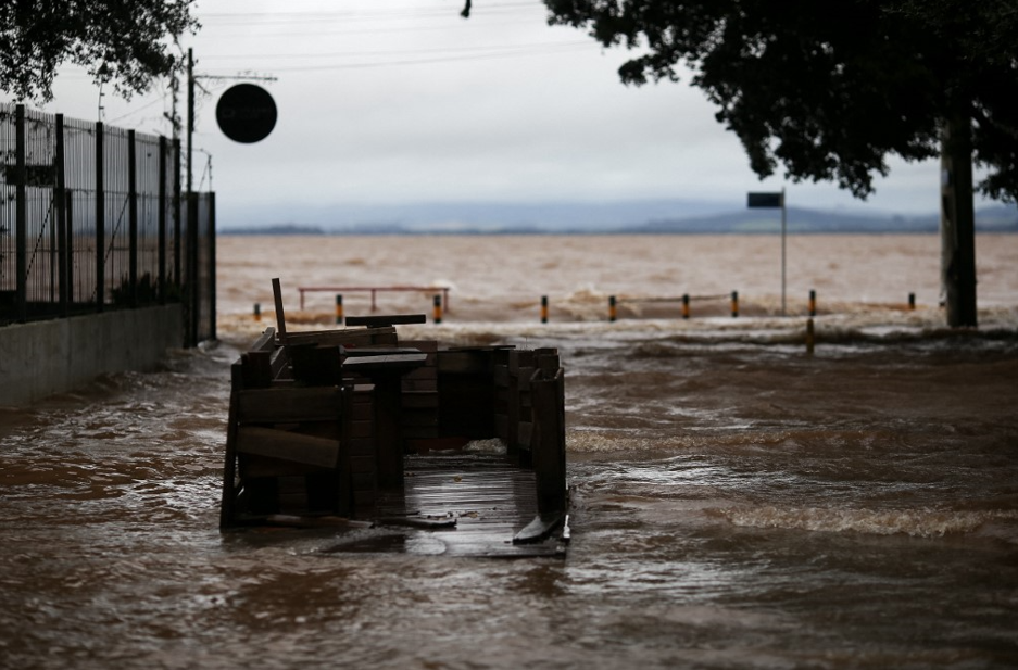 Água do rio Guaíba invade ruas do bairro Ipanema, em Porto Alegre, nesta segunda-feira (13)