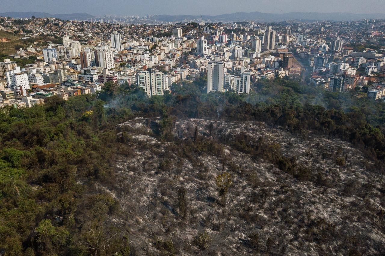 Incêndio havia sido extinto pela primeira vez na manhã de quarta-feira (7), mas houve reinício das chamas horas depois