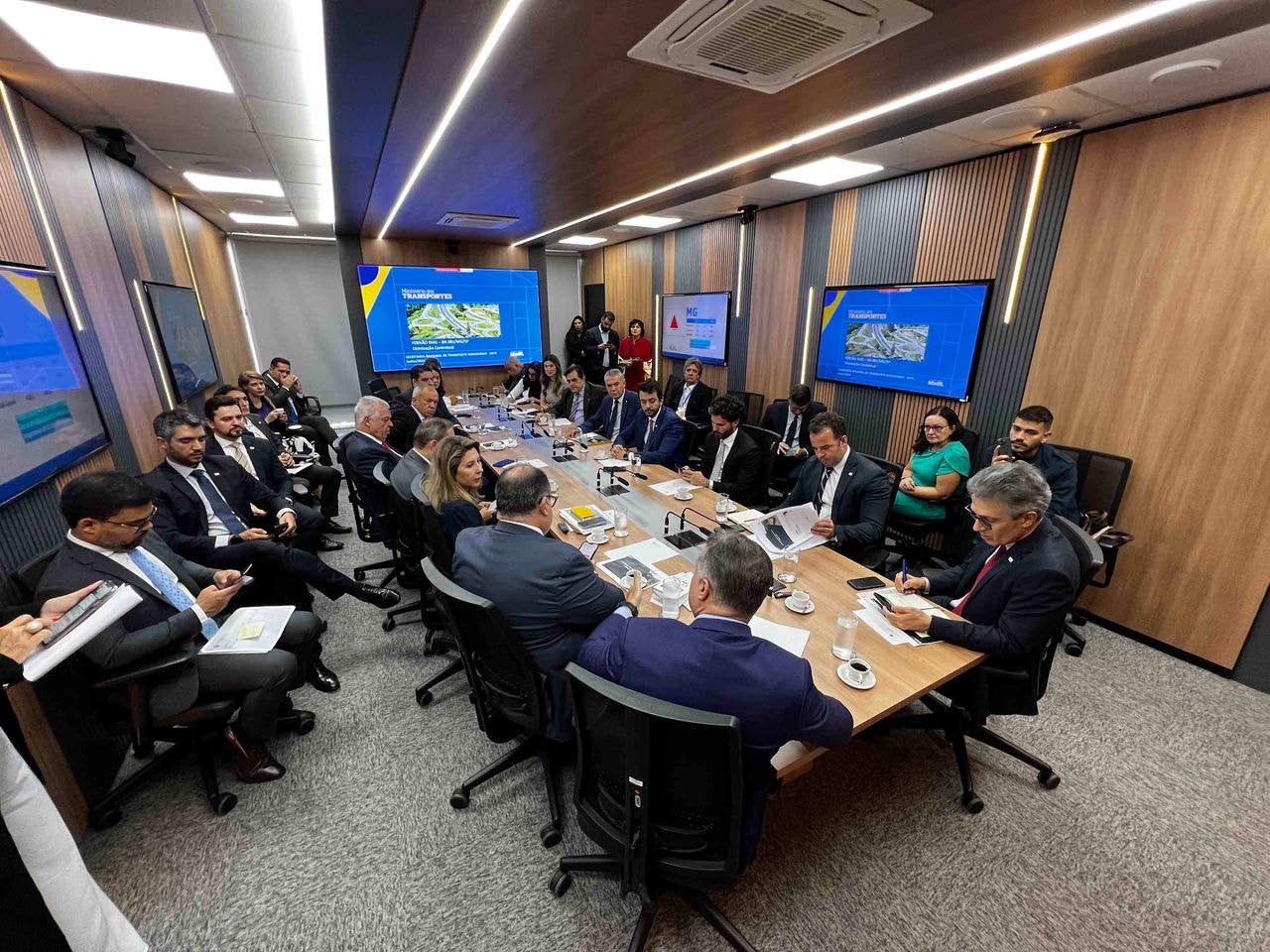 Reunião de Zema com deputados federais em Brasília Parlamentares dizem que o governador não ouve as demandas que eles têm e pouco se encontra com a bancada mineira