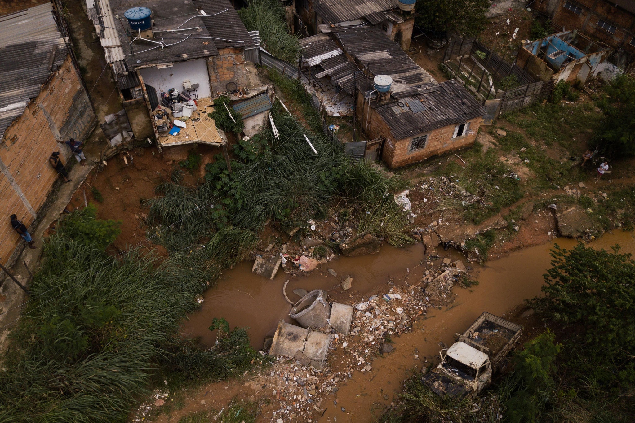 Inundação causa estragos em imóveis no Conjunto Palmital, em Santa Luzia 