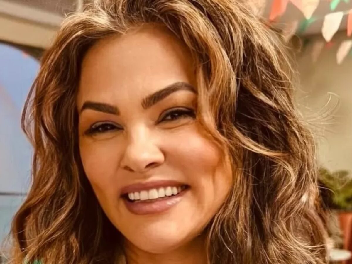 Recém-separada, Suzana Alves retira silicone dos seios: 'Nervosa mas feliz'