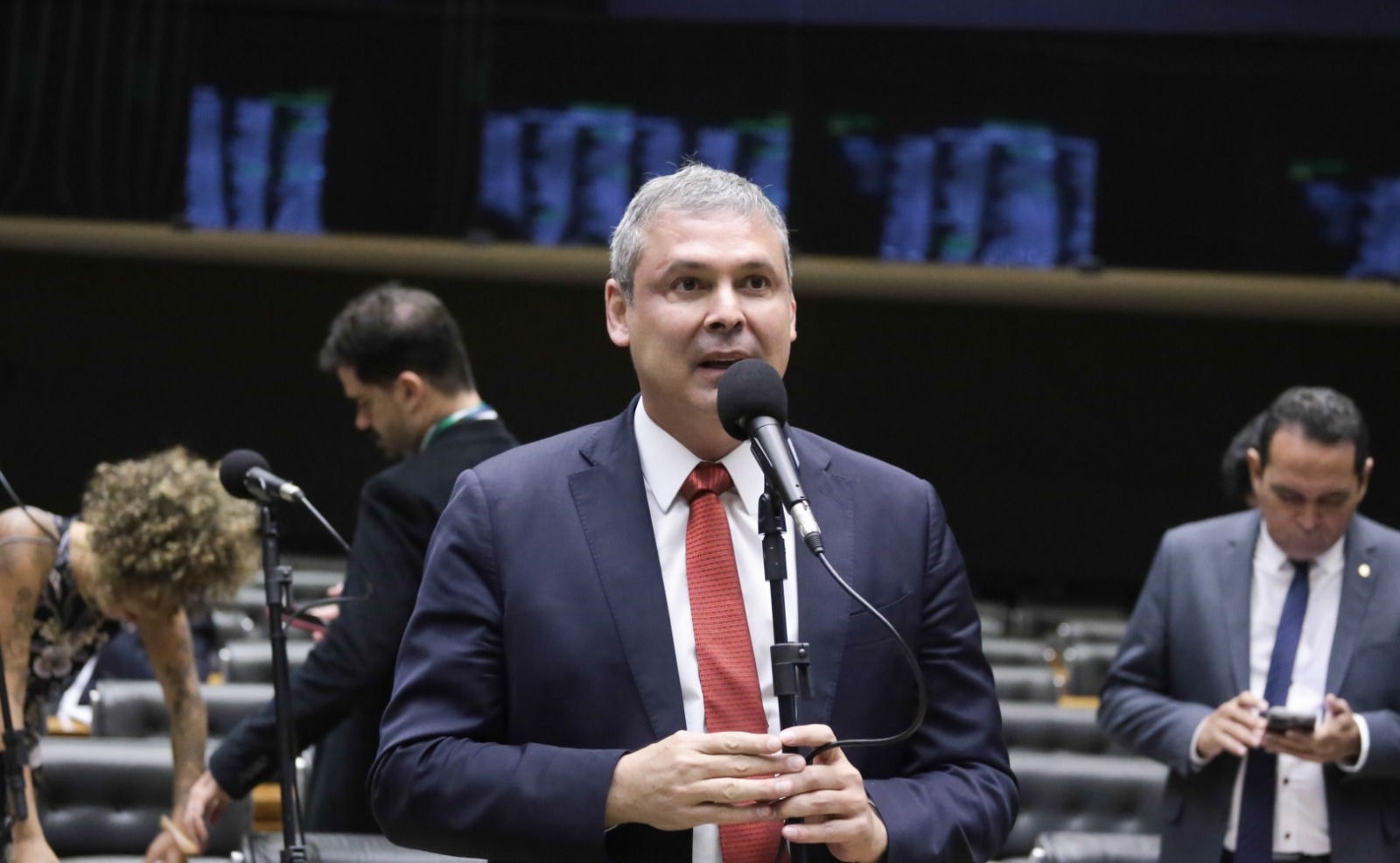 Lindbergh Farias há risco real de fuga de Jair Bolsonaro para embaixadas em Brasília