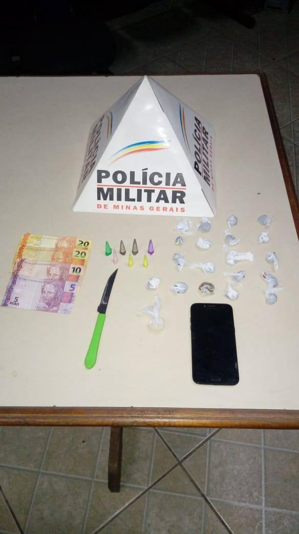Com os suspeitos, a polícia encontrou uma faca, R$ 55, buchas de maconha, crack e pinos de cocaína