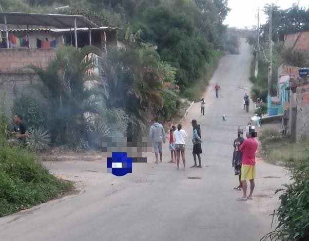 Moradores encontraram o homem incendiado e acionaram a Polícia Militar