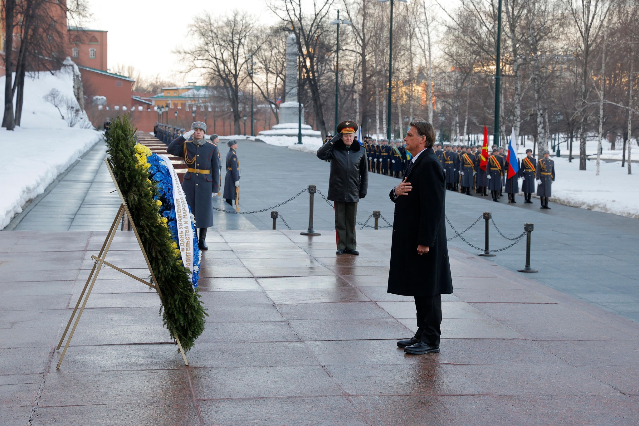 Jair Bolsonaro deixa flores no "túmulo do soldado desconhecido", em Moscou