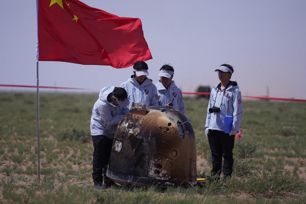 Chineses recuperam o módulo de pouso da sonda lunar Chang'e-6 depois de ele pousar na Mongólia