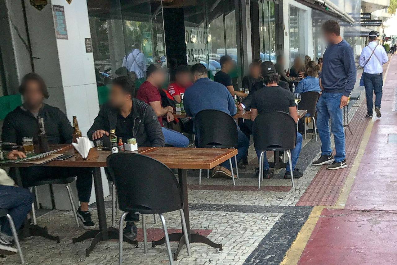 Vila da Serra Nova Lima aglomeração em bares e restaurantes depois da flexibilização do funcionamento do comércio durante a pandemia coronavírus