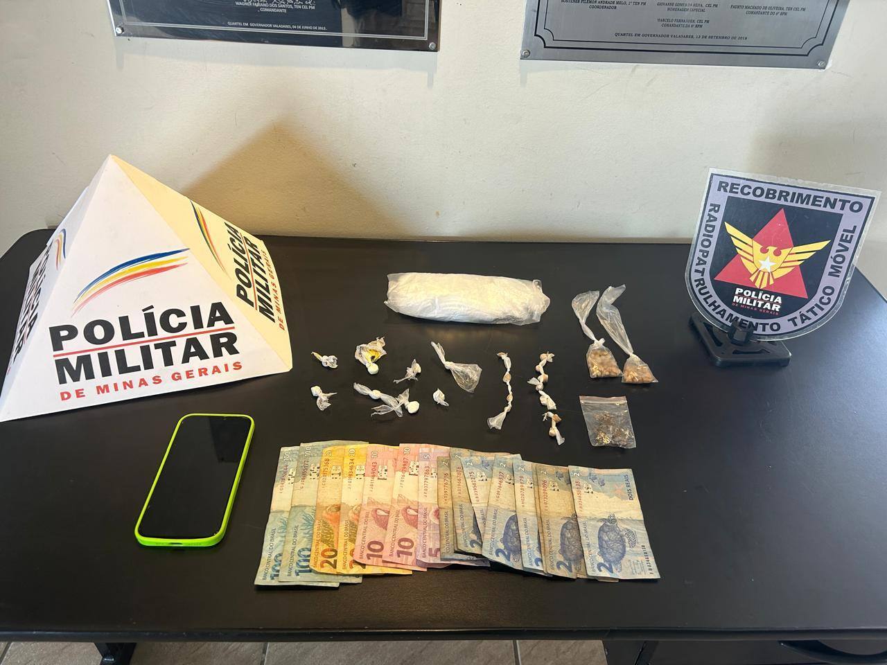 Materiais apreendidos pelos policiais