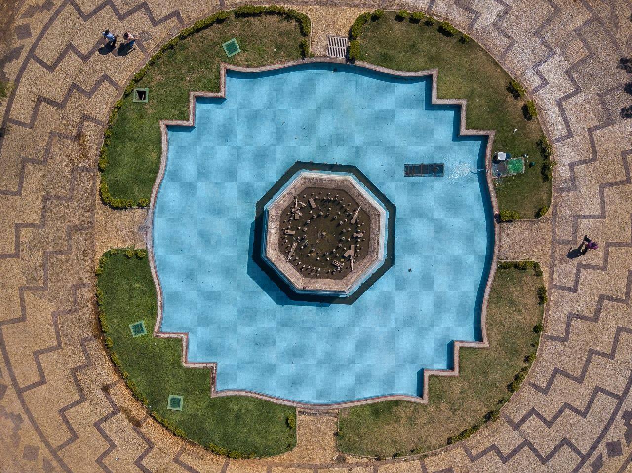 De acordo com o denunciante, o sistema de iluminação da Praça carece de manutenção, além do paisagismo, que constantemente é depredado.